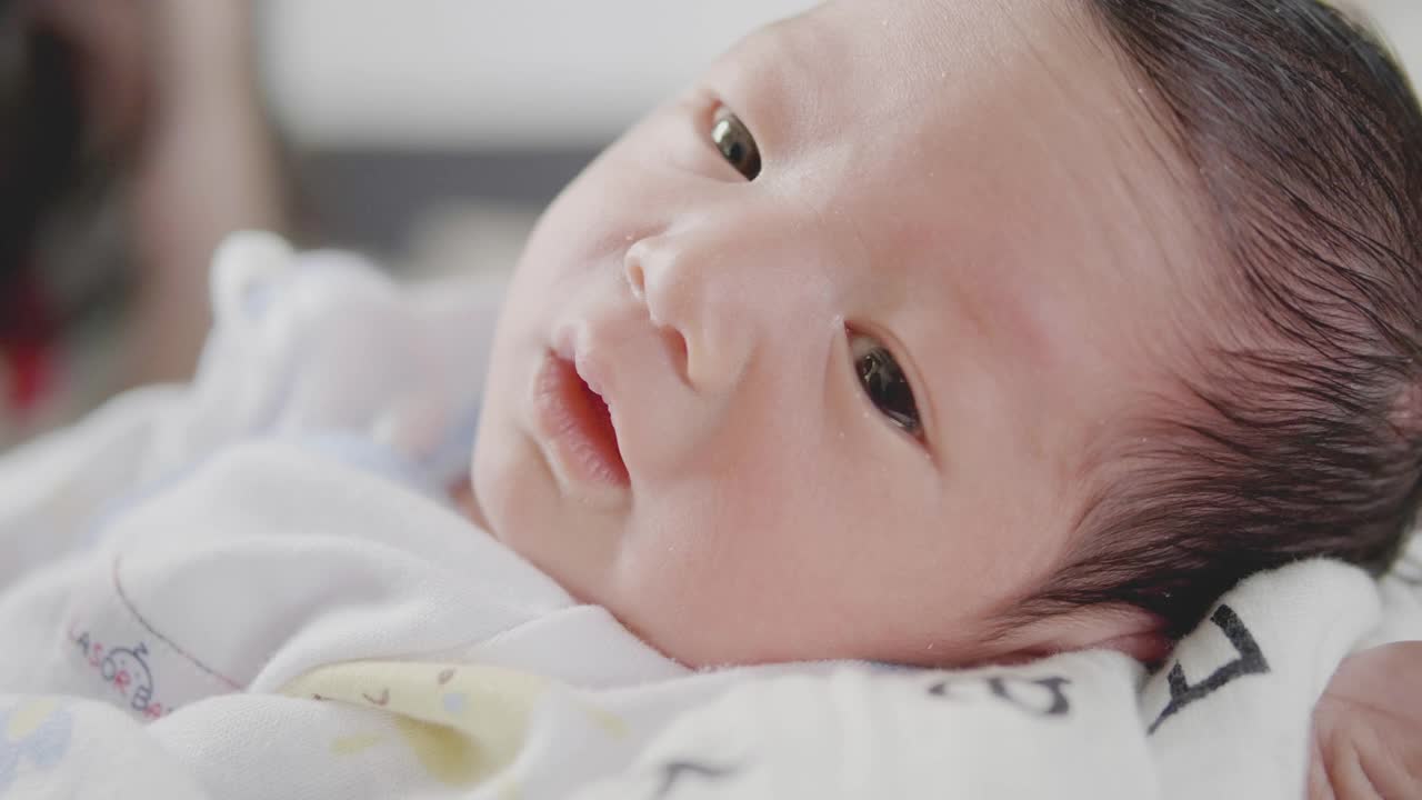 床上的亚洲新生儿肖像。视频素材