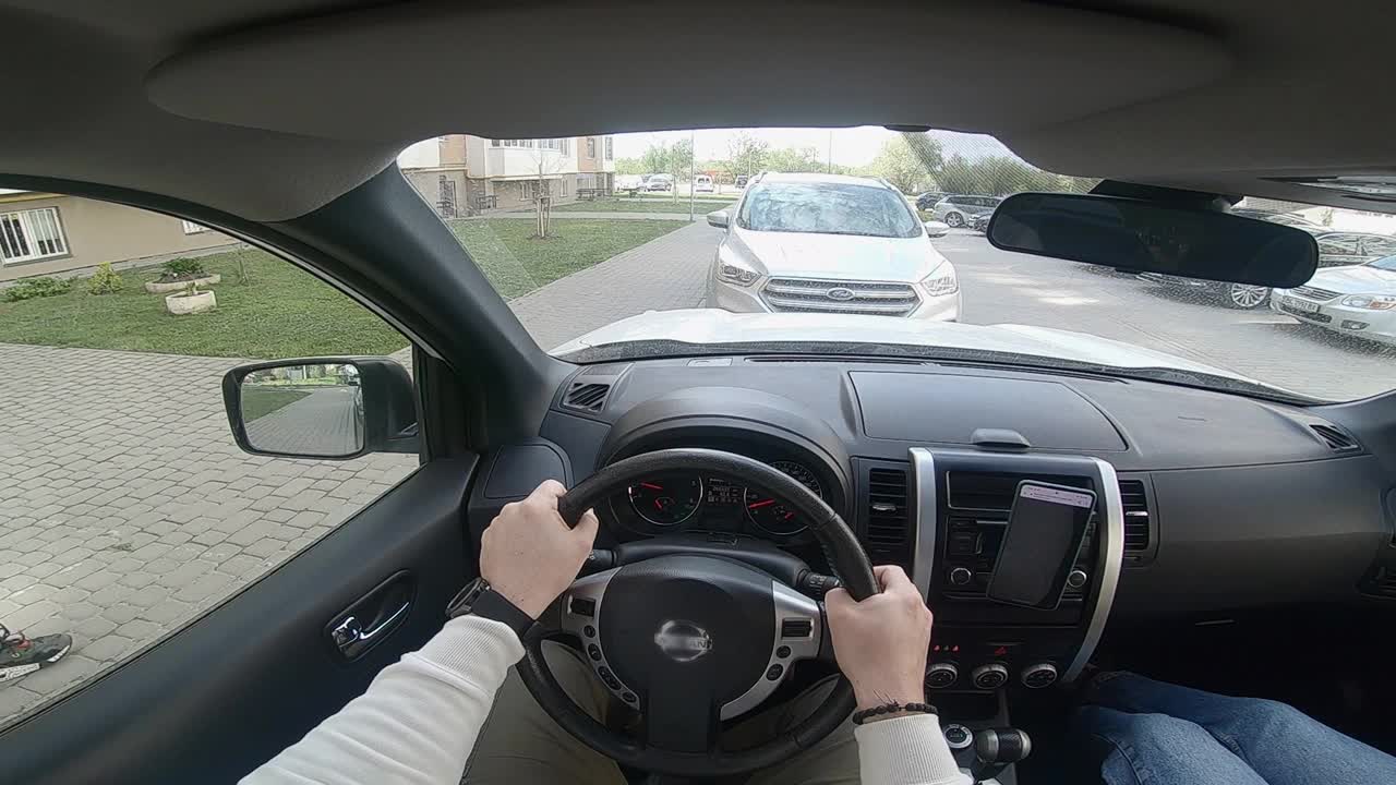 男人驾驶汽车的角度视频下载