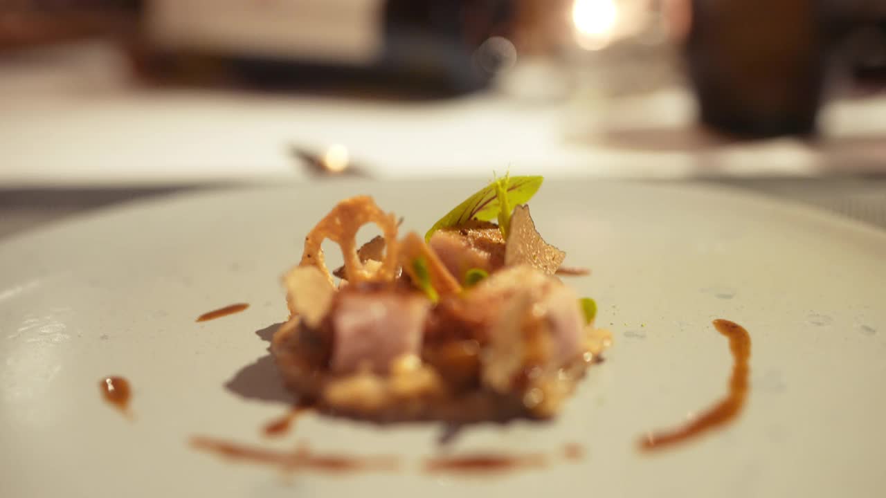 靠近美丽的法国美食(美食)在白色的桌子上视频下载