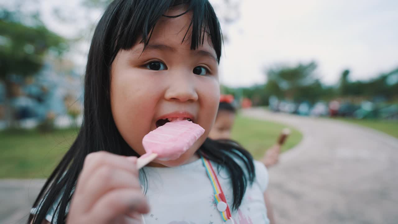 亚洲姐妹和姐妹快乐吃冰淇淋。视频下载