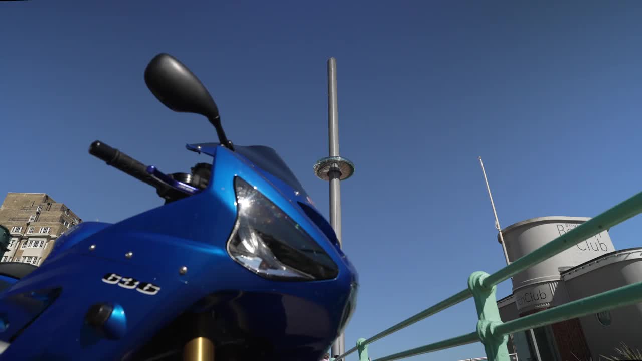 摄于英国苏塞克斯郡布莱顿英国航空公司i360观景塔的摩托车上视频下载