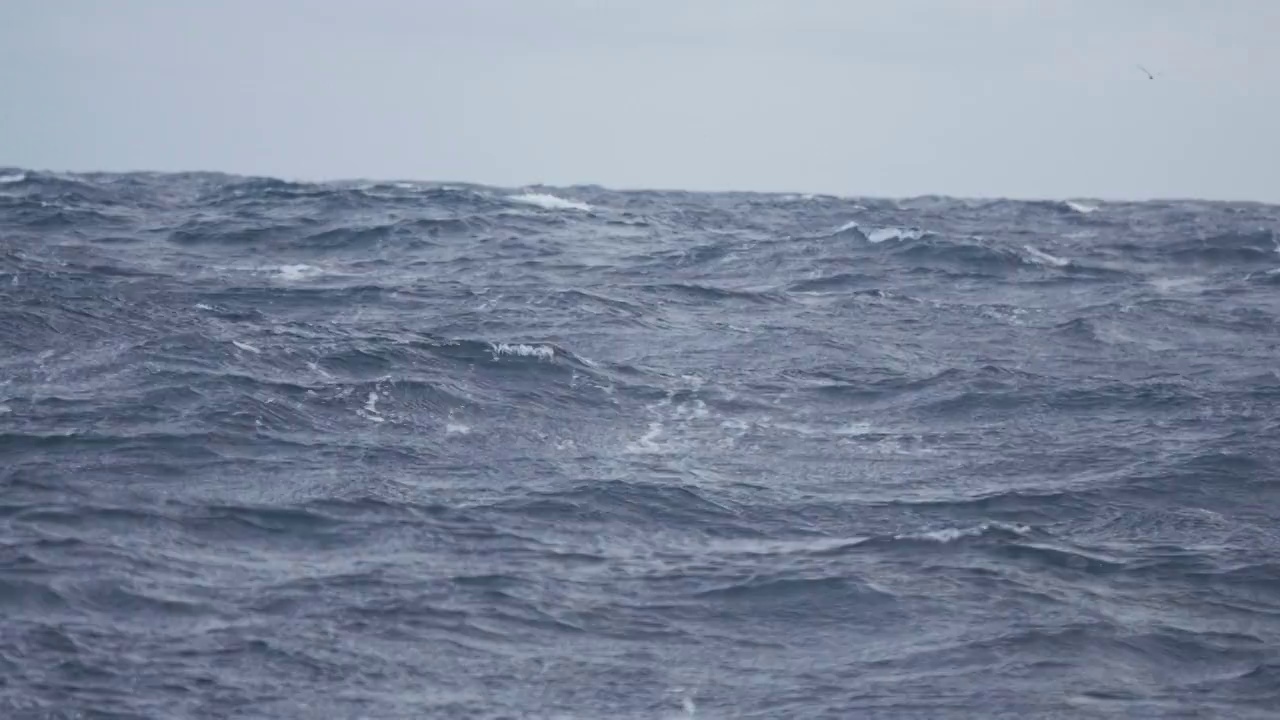 在波涛汹涌的大海上，从船上观看大海的波涛视频素材