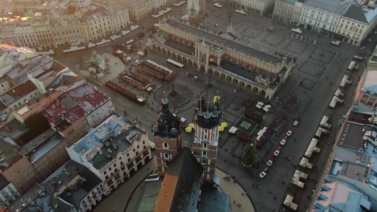 波兰克拉科夫主广场的圣玛丽教堂(Kosciol Mariacki)视频下载