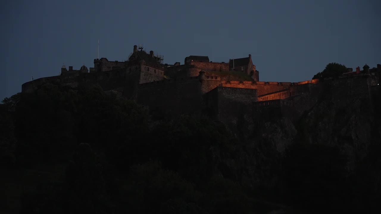 爱丁堡城堡，联合国教科文组织世界遗产，在爱丁堡洛锡安，苏格兰，英国，欧洲，黄昏时分，王子街灯火通明视频素材