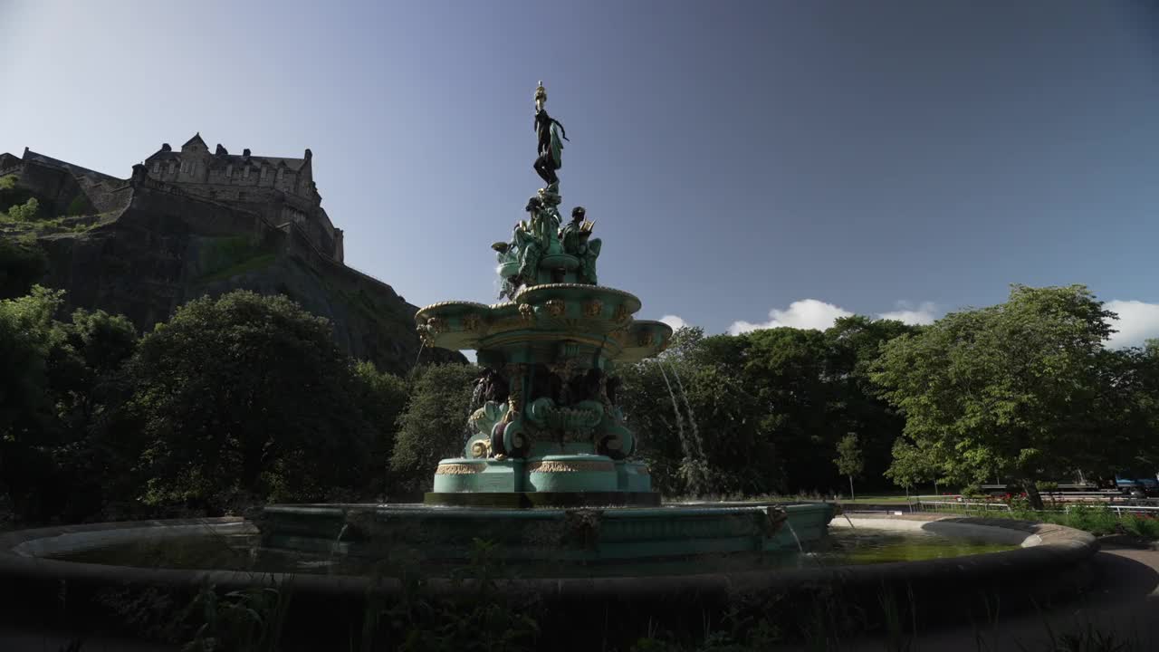 罗斯喷泉和爱丁堡城堡，联合国教科文组织世界遗产，王子街花园，爱丁堡，洛锡安，苏格兰，英国，欧洲视频素材