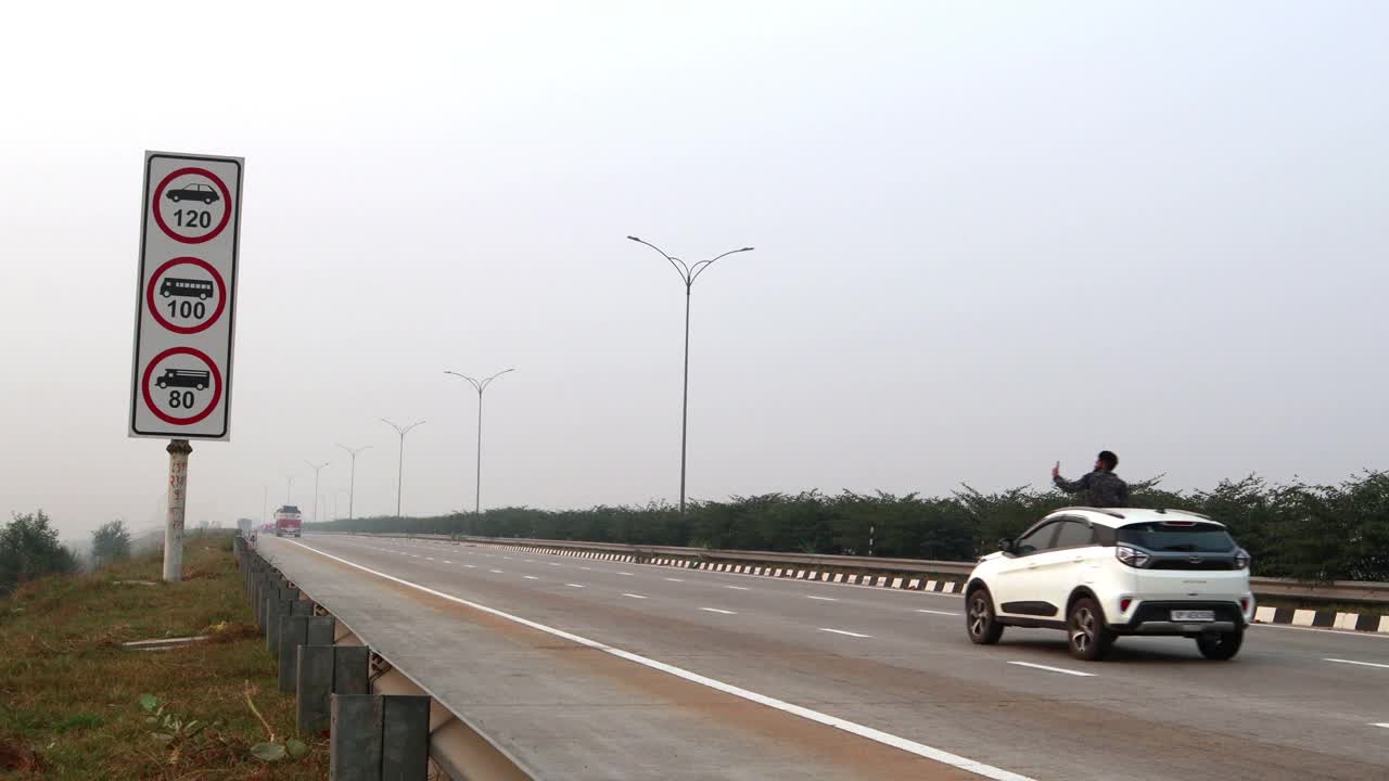 印度哈里亚纳邦西部外围高速公路上的限速标志视频素材