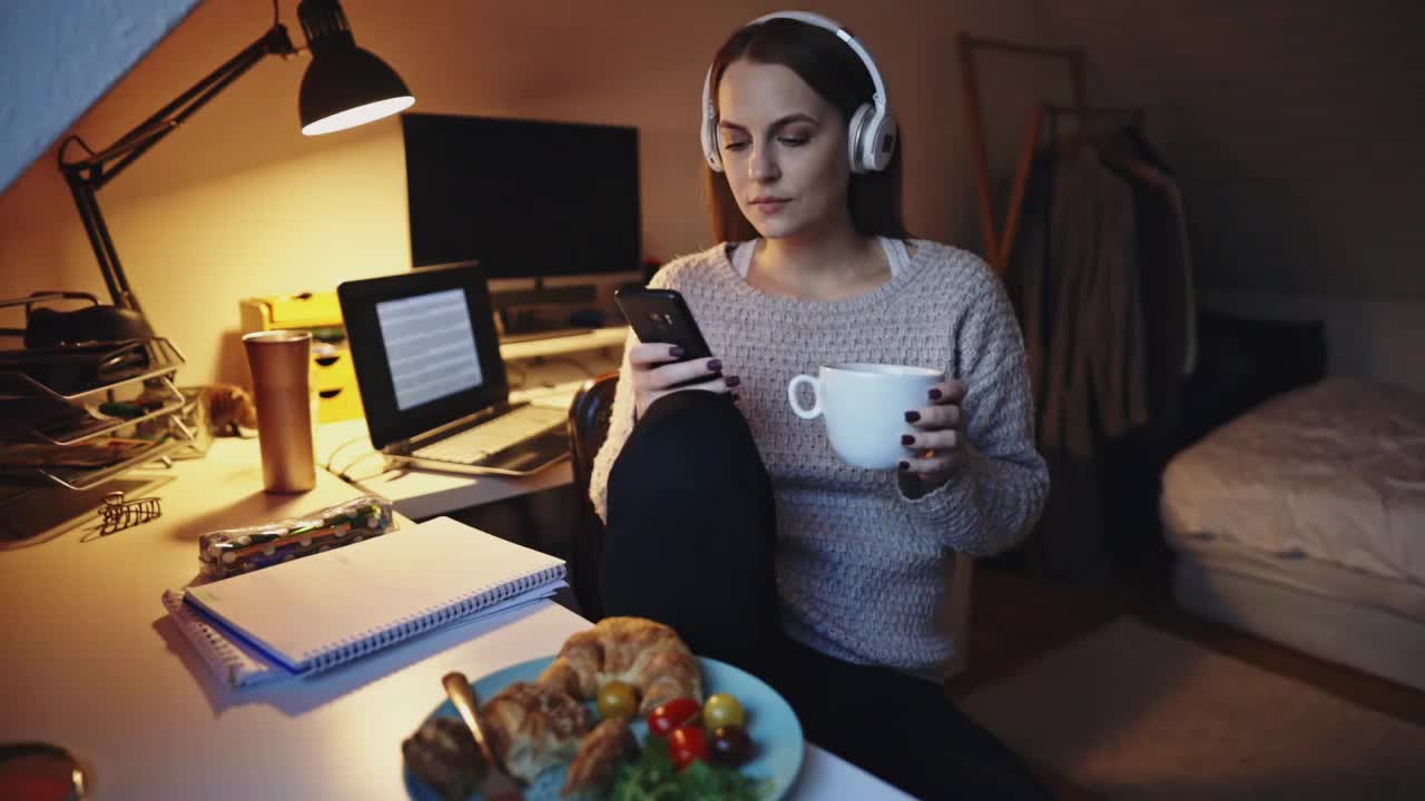 一个女人边喝咖啡边发短信视频下载