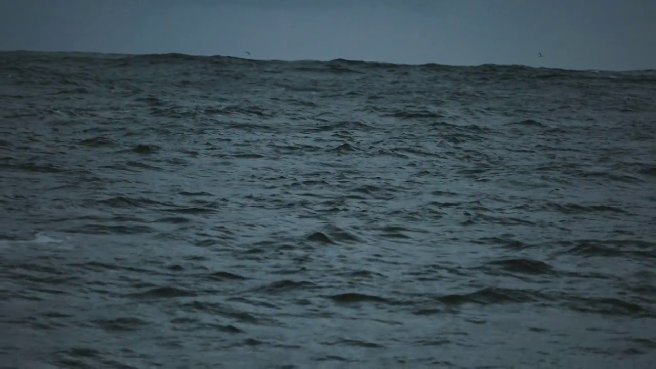 在波涛汹涌的大海上，从船上观看大海的波涛视频素材