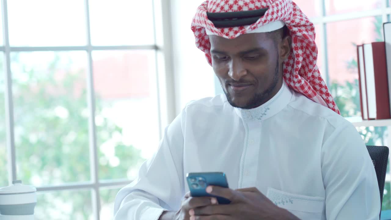 阿拉伯中东商人在会议室开会时使用智能手机进行在线聊天视频下载