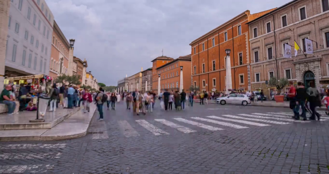这是一幅以4k的时间间隔拍摄的意大利罗马教廷的一条繁忙街道。视频素材
