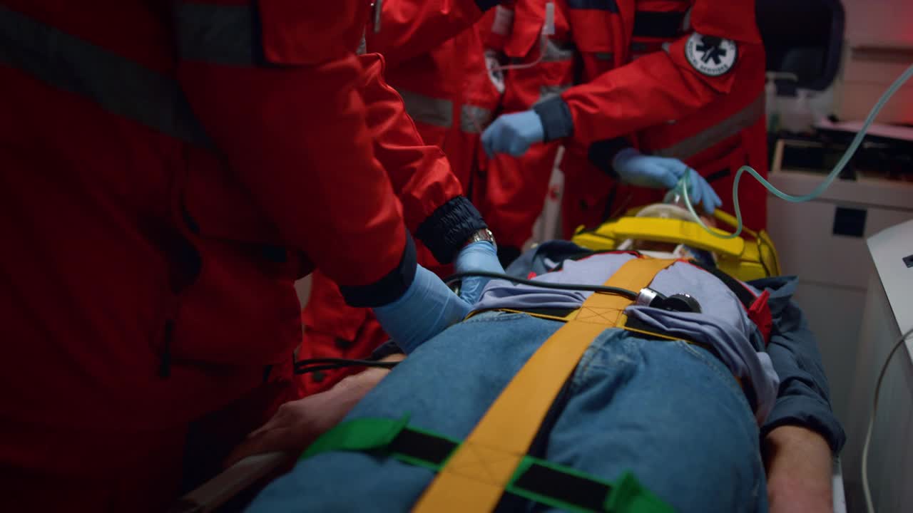 面目模糊的救护车医生在急救车中抢救受害者的生命视频下载