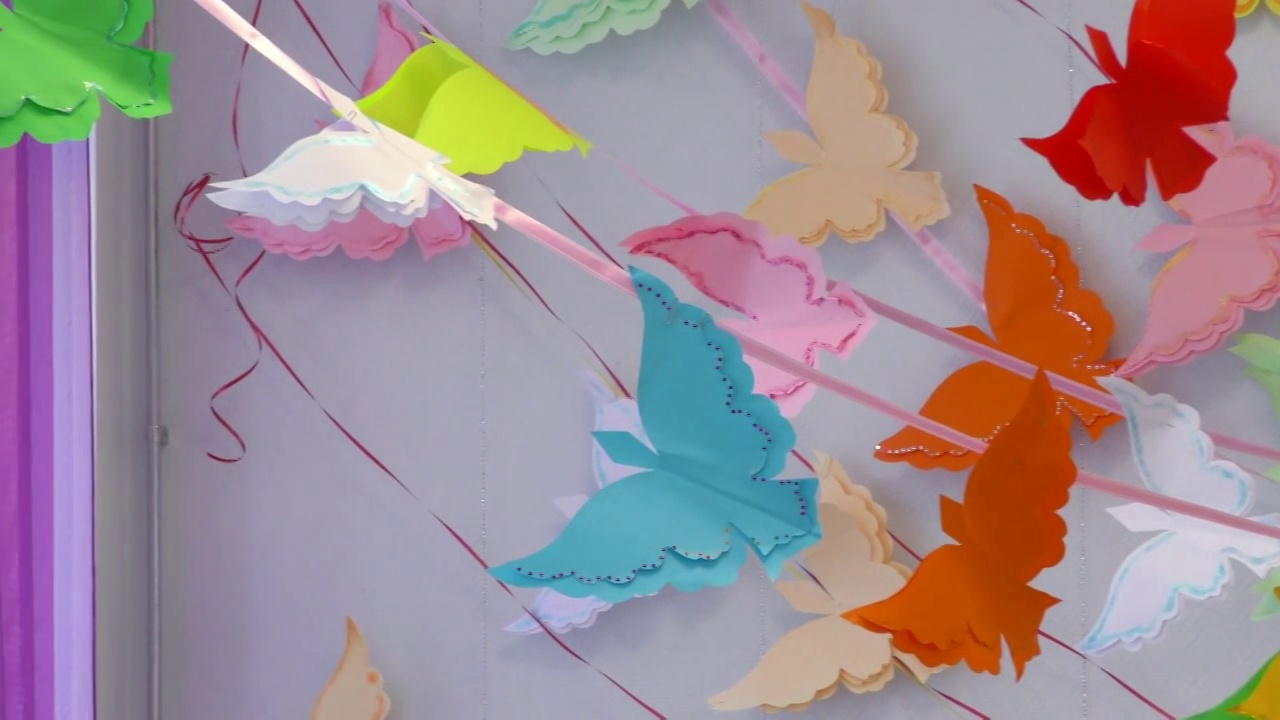 背景纸花环与蝴蝶图形。视频下载