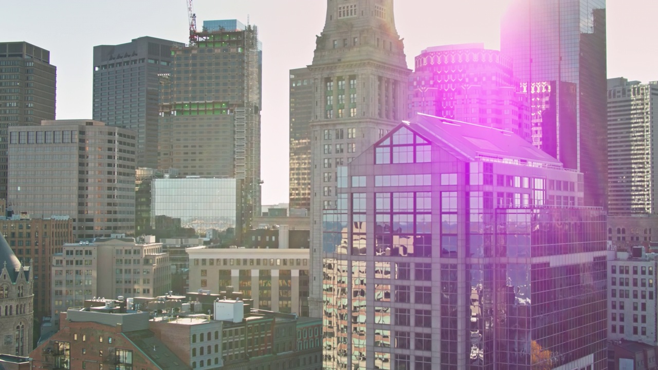 上升无人机拍摄的办公大楼在波士顿市中心视频素材