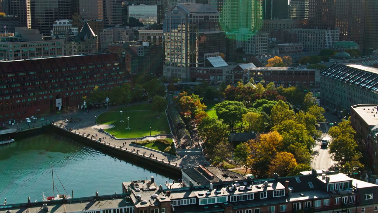 向上倾斜的无人机拍摄的波士顿市中心，马萨诸塞州视频素材
