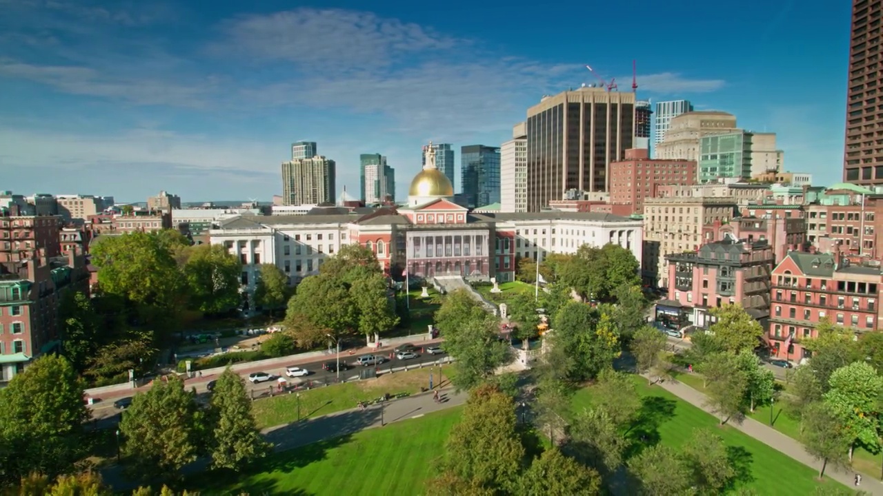 无人机向后飞行在波士顿公共区域，望向马萨诸塞州议会大厦视频下载