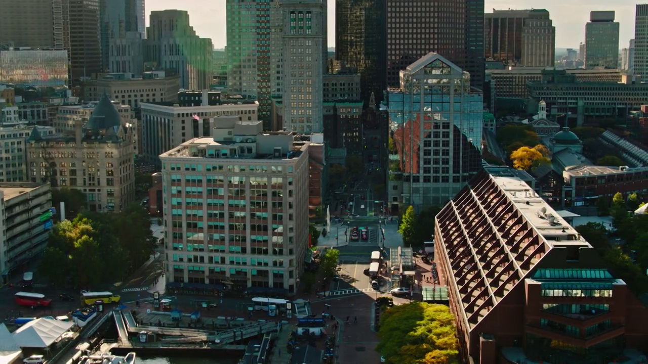 向上倾斜的无人机拍摄的波士顿市中心，马萨诸塞州视频素材