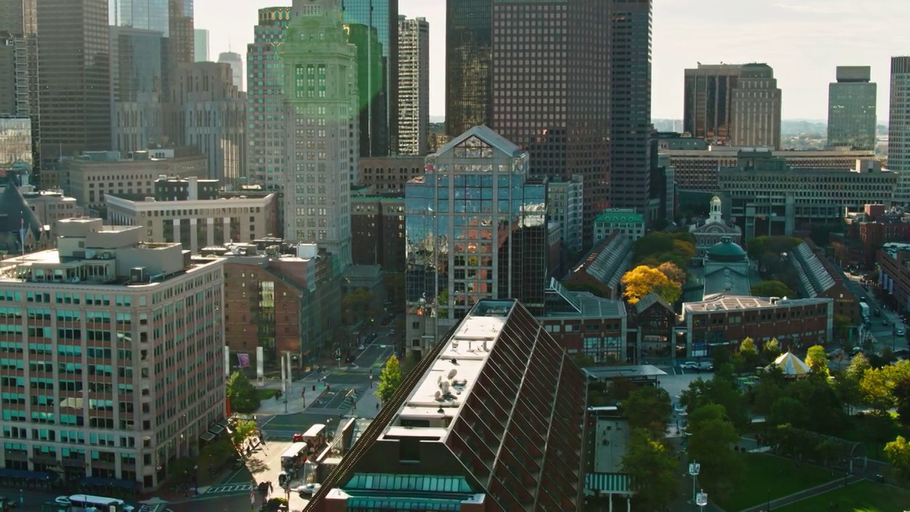 波士顿市区鸟瞰图，马萨诸塞州与戏剧性镜头光晕视频下载