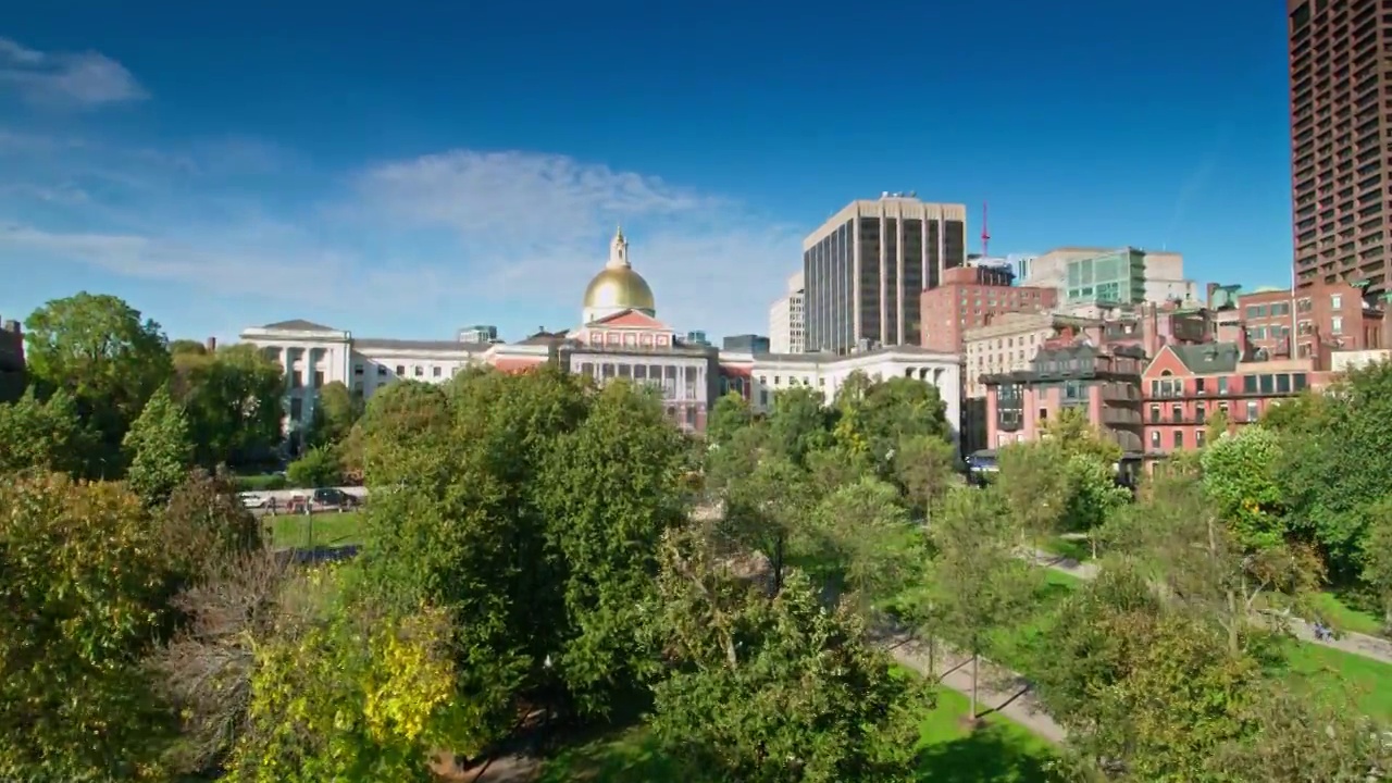 上升无人机拍摄的马萨诸塞州议会大厦视频下载