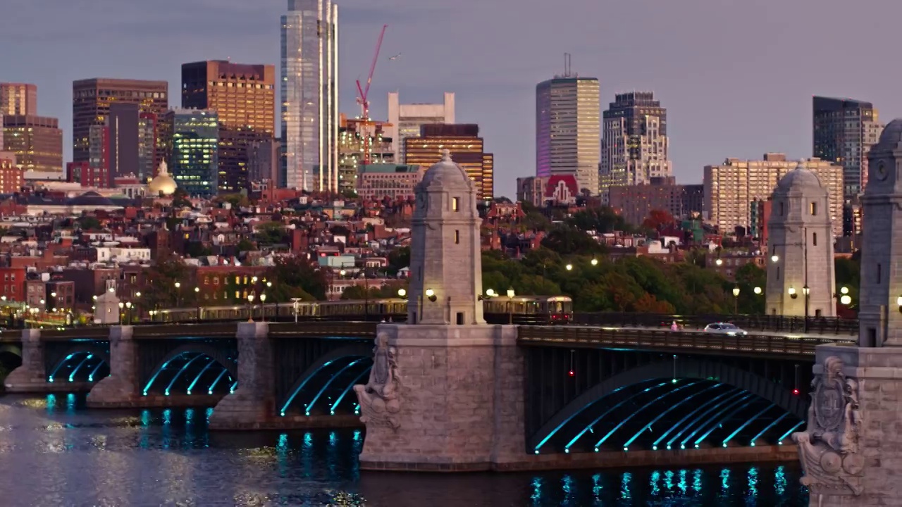 黄昏时，红线列车穿过波士顿朗费罗大桥视频下载