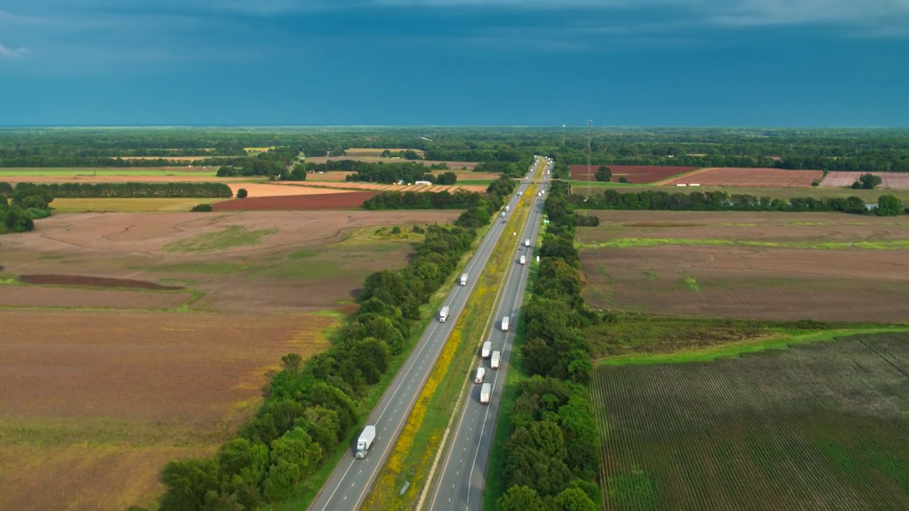 鸟瞰图，I-40在阿肯色州的农村视频下载