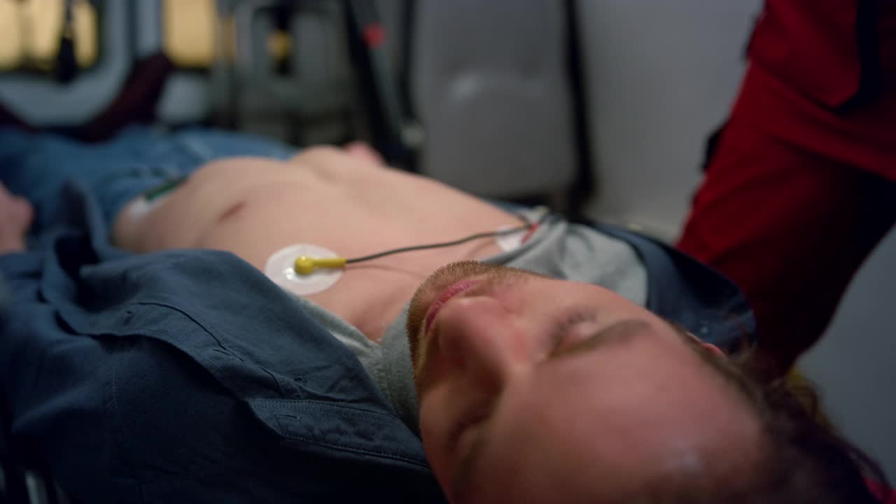 医生用体外除颤器抢救病人。护理人员提高人视频素材