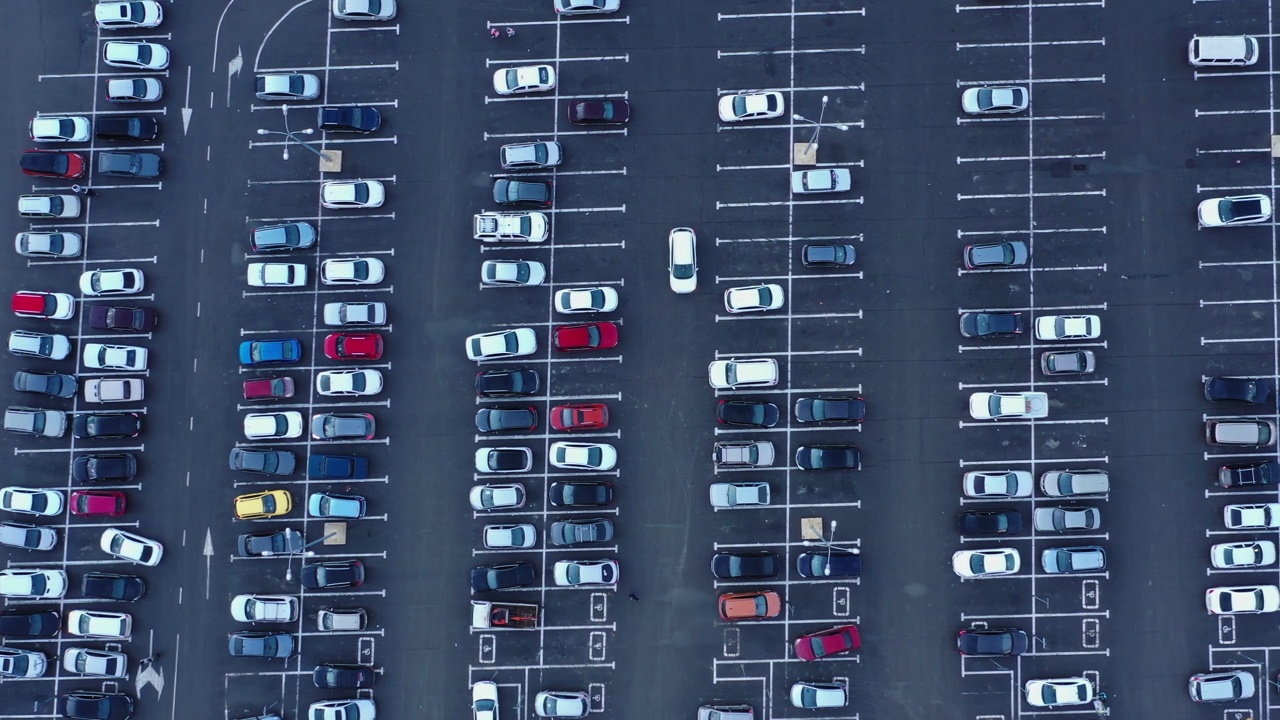购物中心的俯视图与汽车停车视频素材
