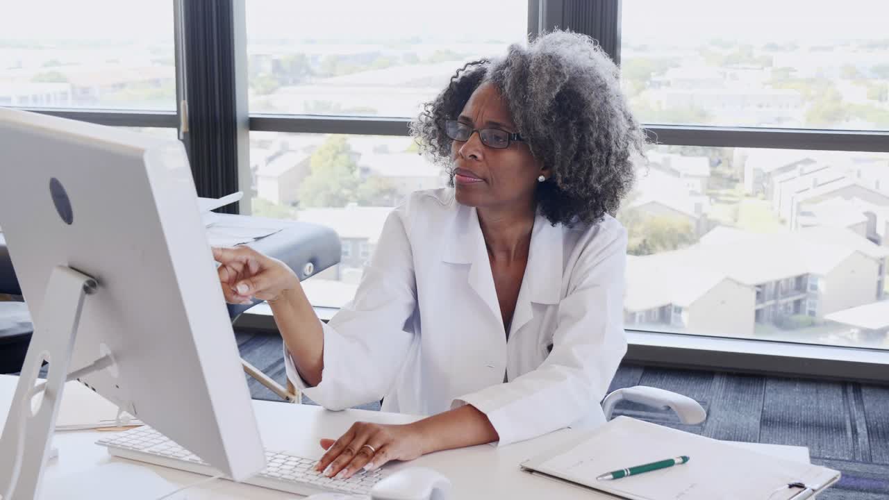 成熟的医生在电脑显示器上阅读病人的检查结果视频下载