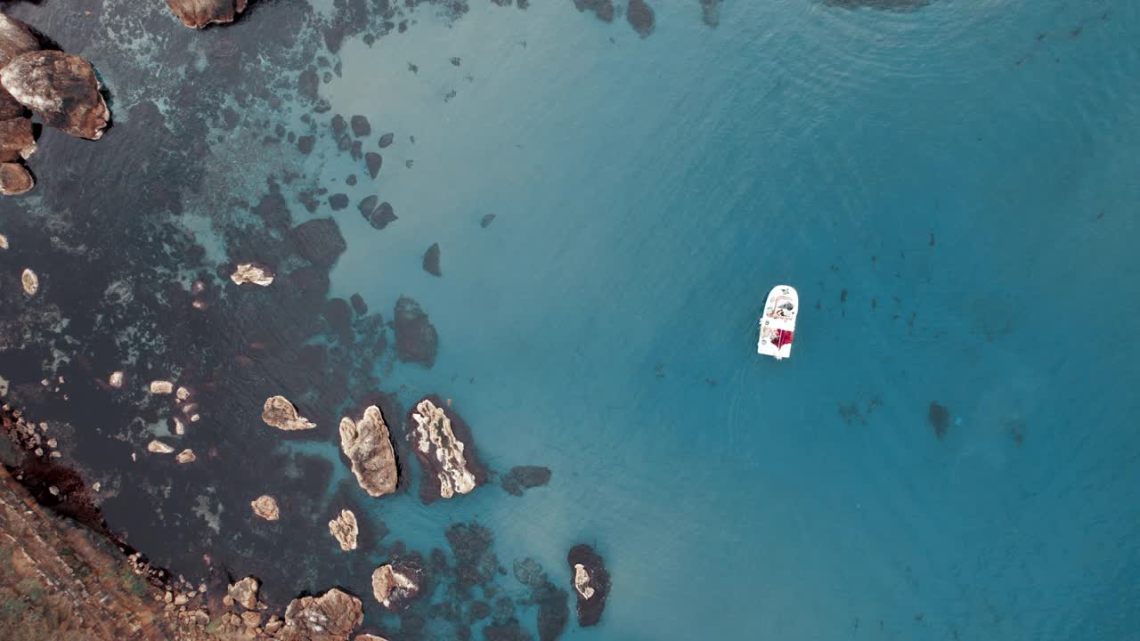 蓝湾渔船鸟瞰图视频素材