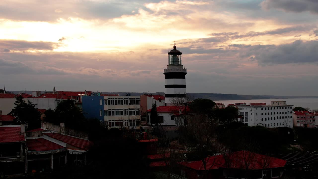 海边小镇日落时的灯塔视频素材