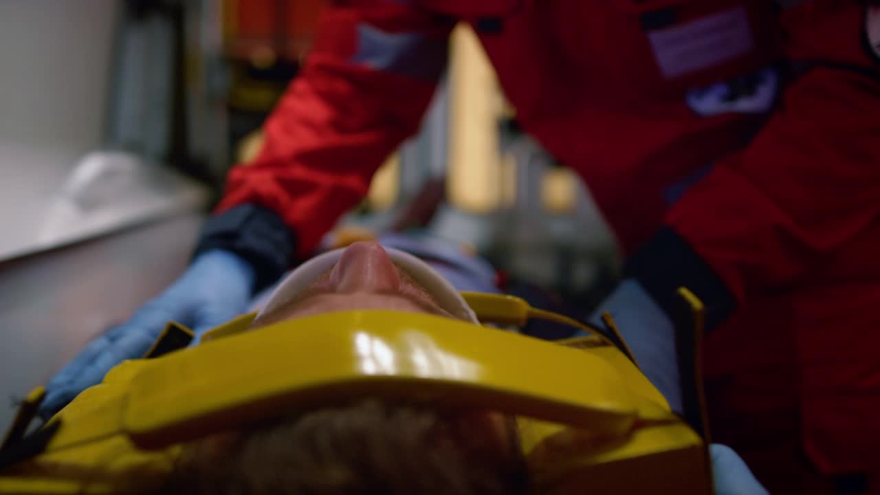 戴手套的救护救护车在救护车车上用担架检查病人视频素材