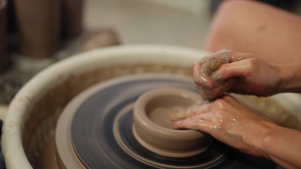 铜。妇女用陶轮制作陶器视频下载