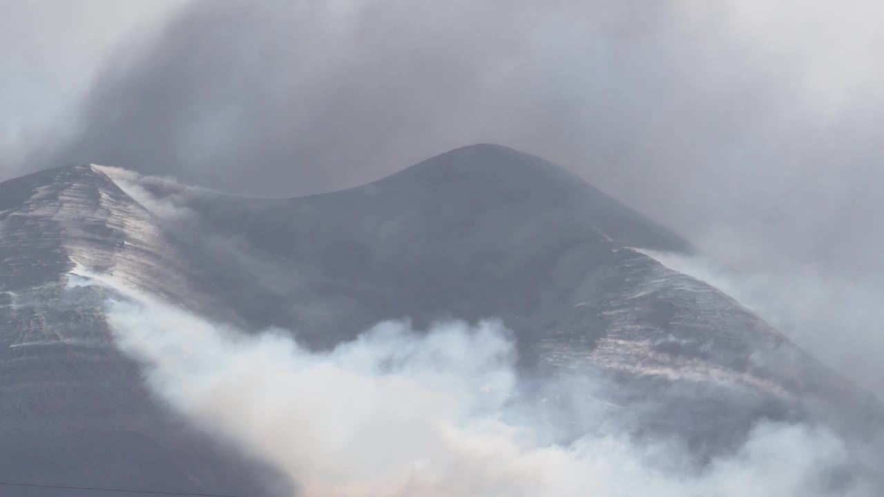 火山喷发。康伯里维耶哈火山的景象，浓烟和熔岩从火山主锥喷出。视频素材