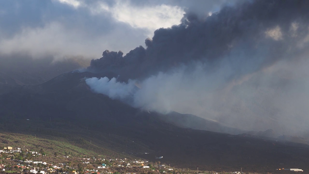 火山喷发。康伯里维耶哈火山的景象，浓烟和熔岩从火山主锥喷出。视频素材