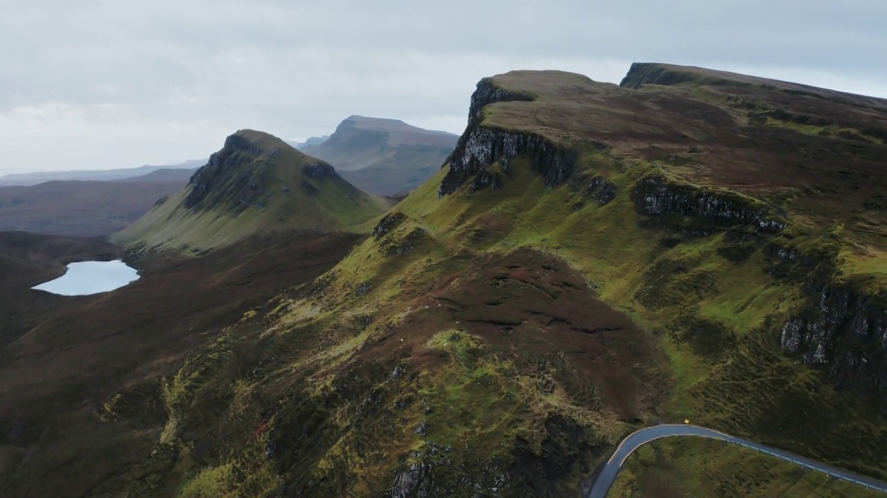 无人机拍摄的苏格兰北部斯凯岛奎宁山崩的照片视频素材