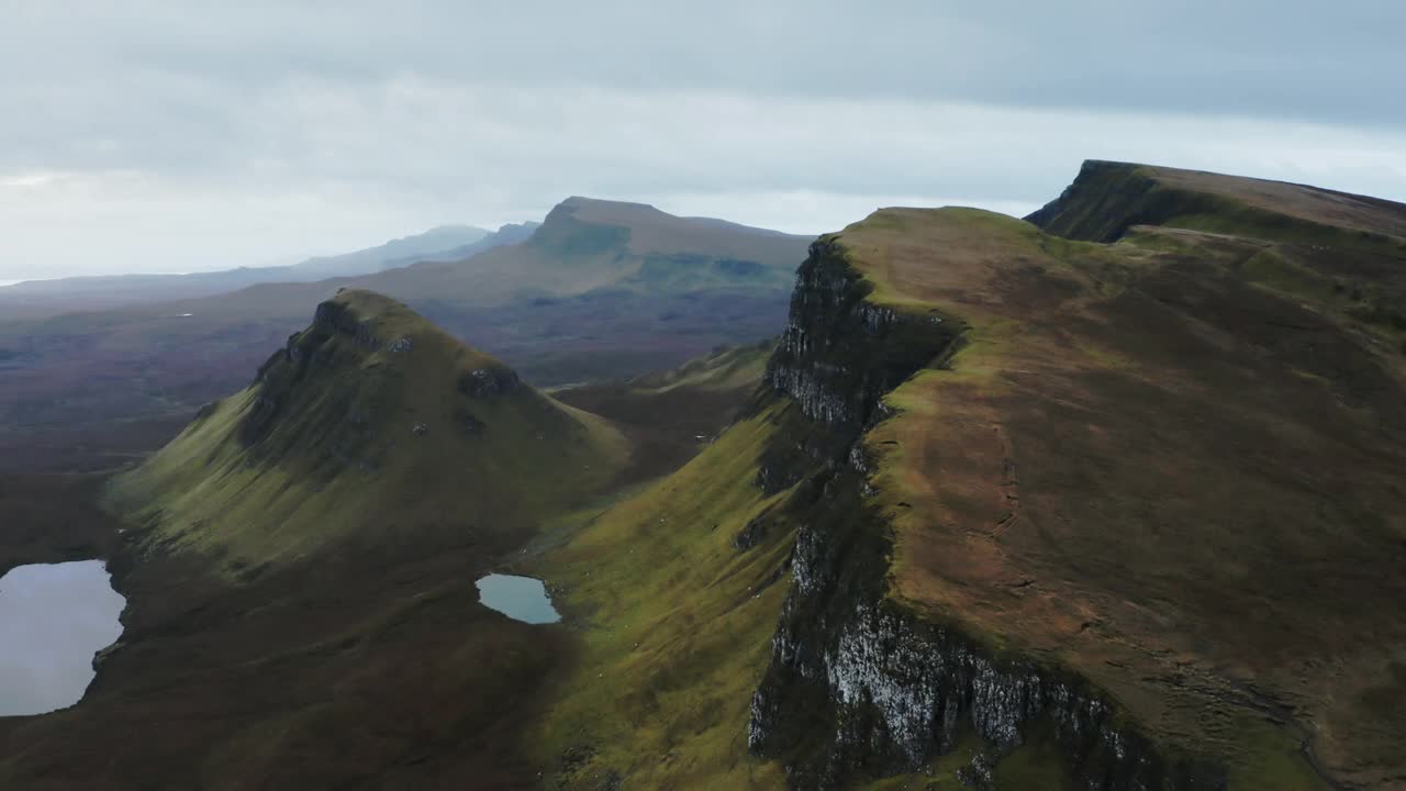 无人机拍摄的苏格兰北部斯凯岛奎宁山崩的照片视频素材