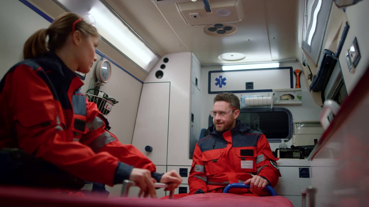 救护车内的医护人员在紧急呼叫下驾驶视频下载