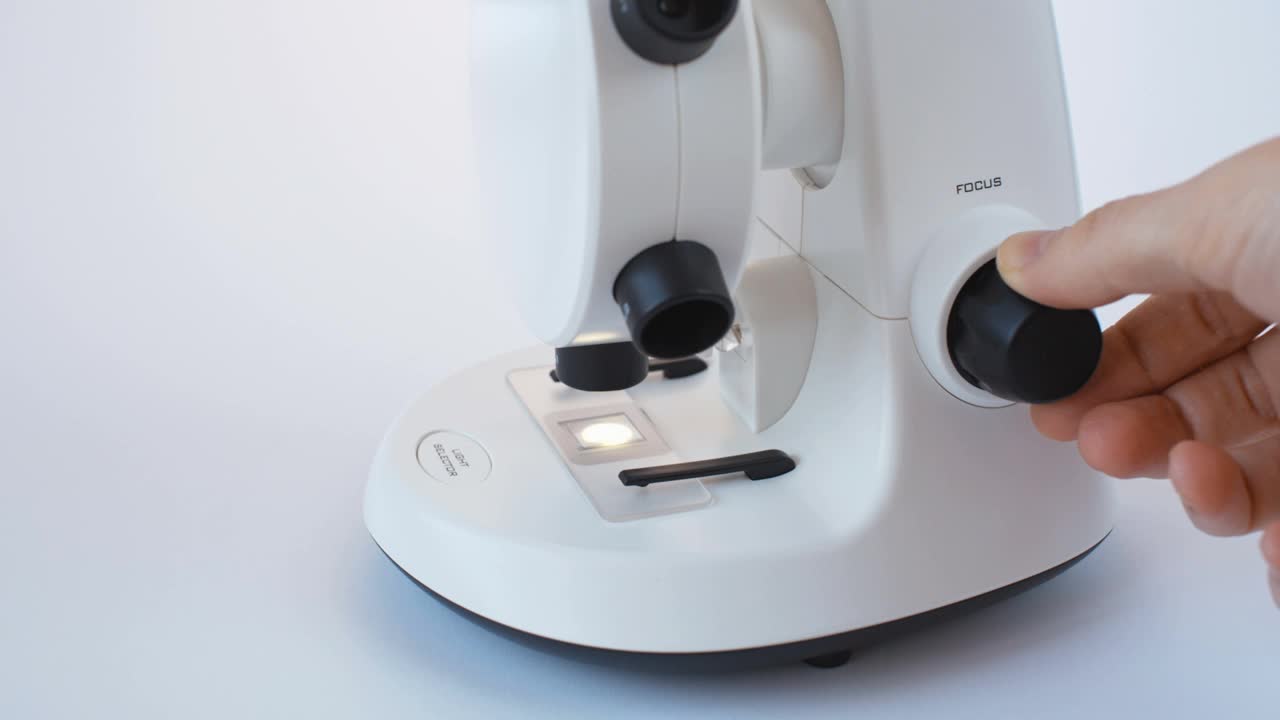 科学家用白色现代显微镜调焦视频下载