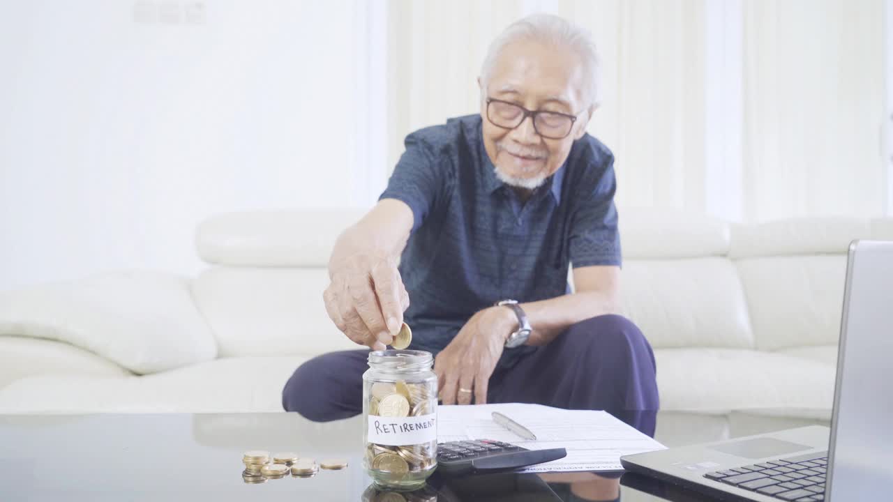 老人为退休储蓄金币视频下载