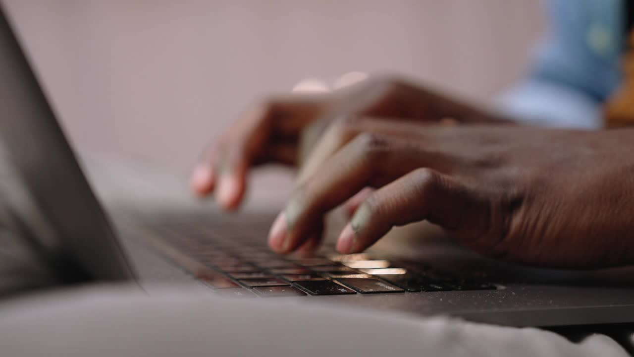 男性的手在笔记本电脑键盘上打字的特写视频下载