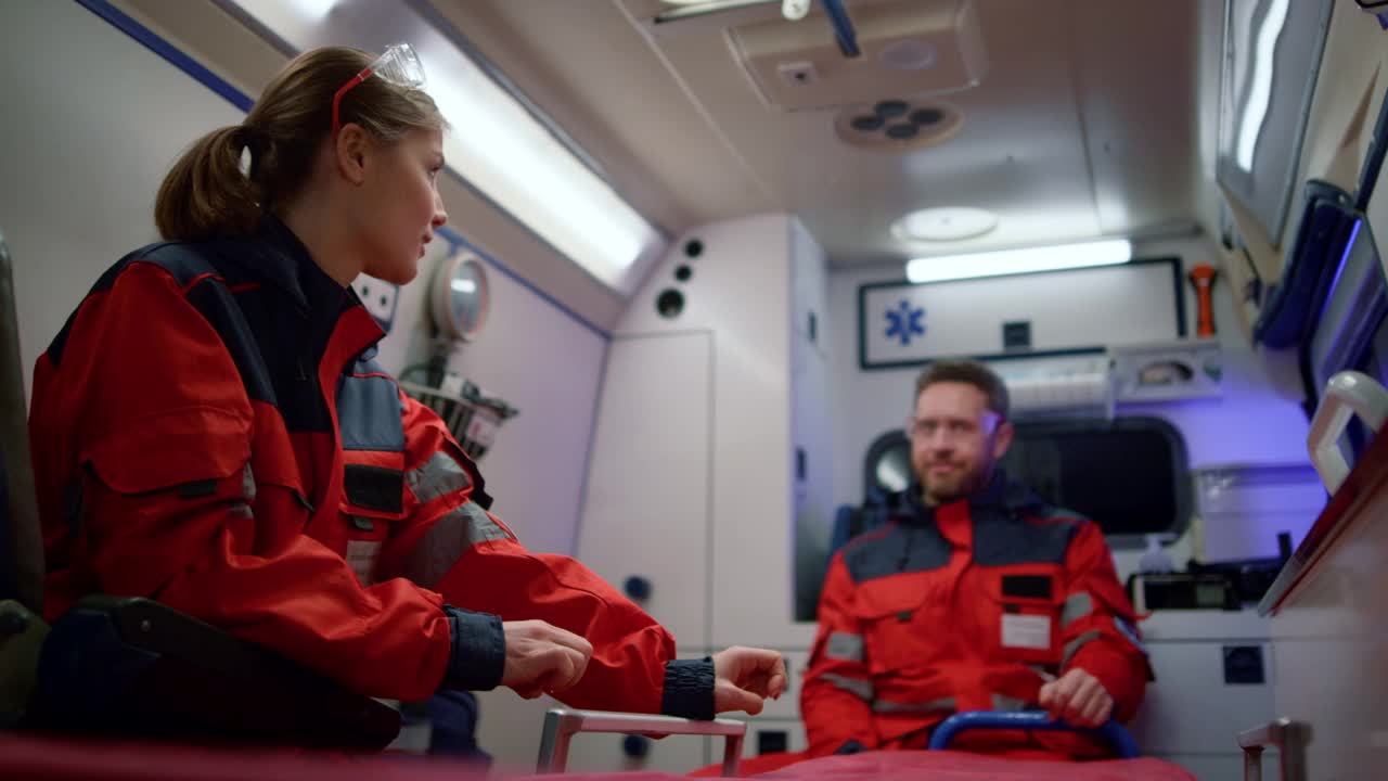 医疗保健专业人员在救护车上进行紧急呼叫视频下载