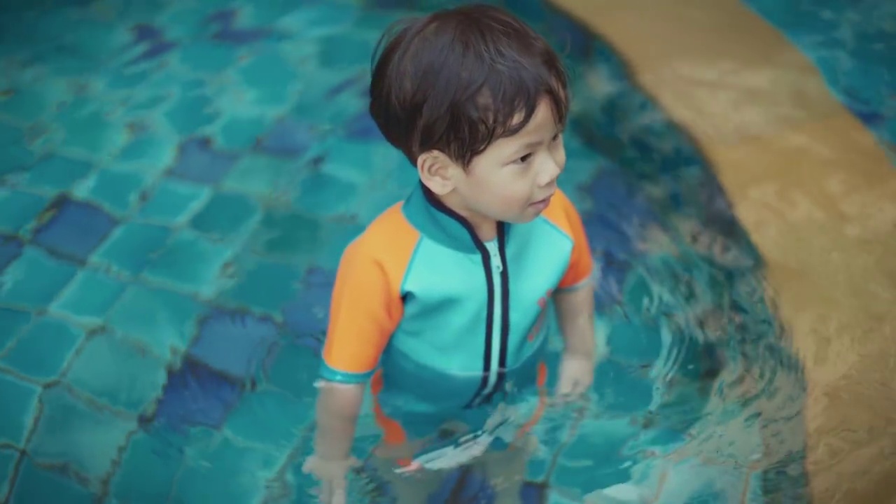 游泳池里的男孩和孩子。视频下载