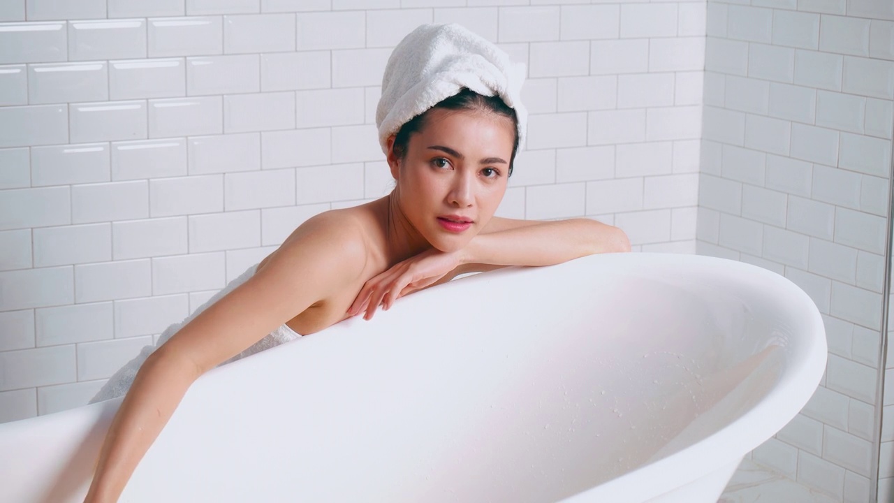 亚洲女性在浴室的浴缸里洗澡。视频素材