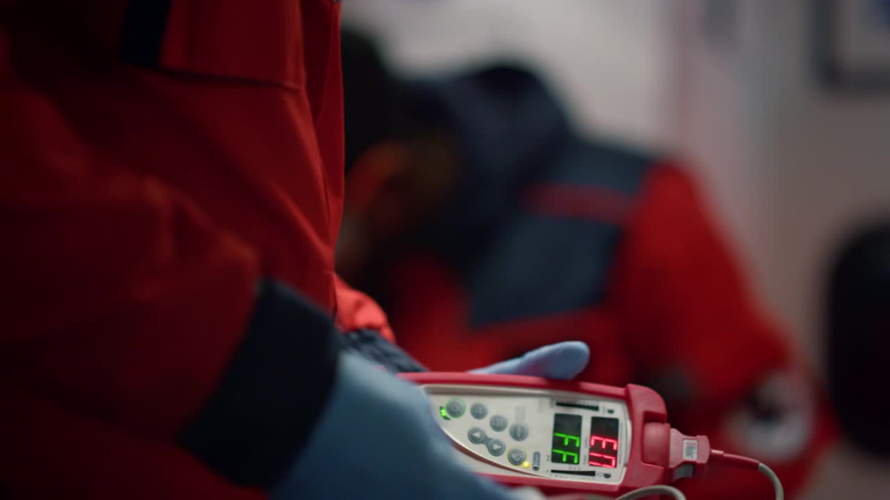 辅助持血氧计装置。救护车医生使用医疗设备视频下载