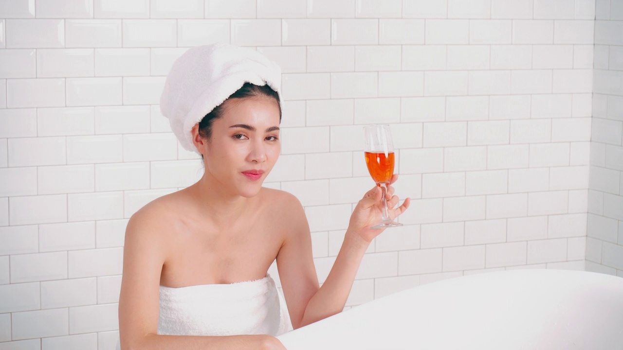 亚洲女性在浴室的浴缸里洗澡。视频素材