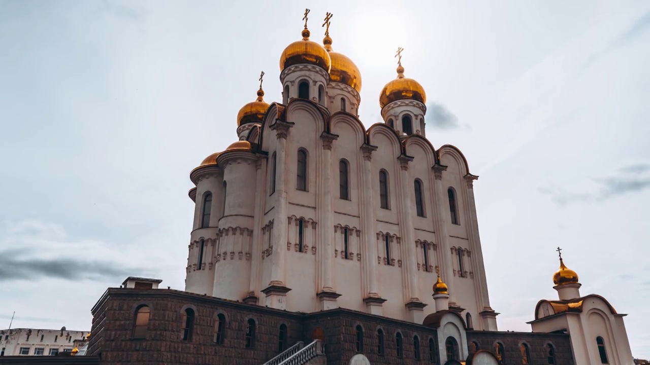 圣三位一体东正教教堂的时间推移，堪察加，俄罗斯。视频下载