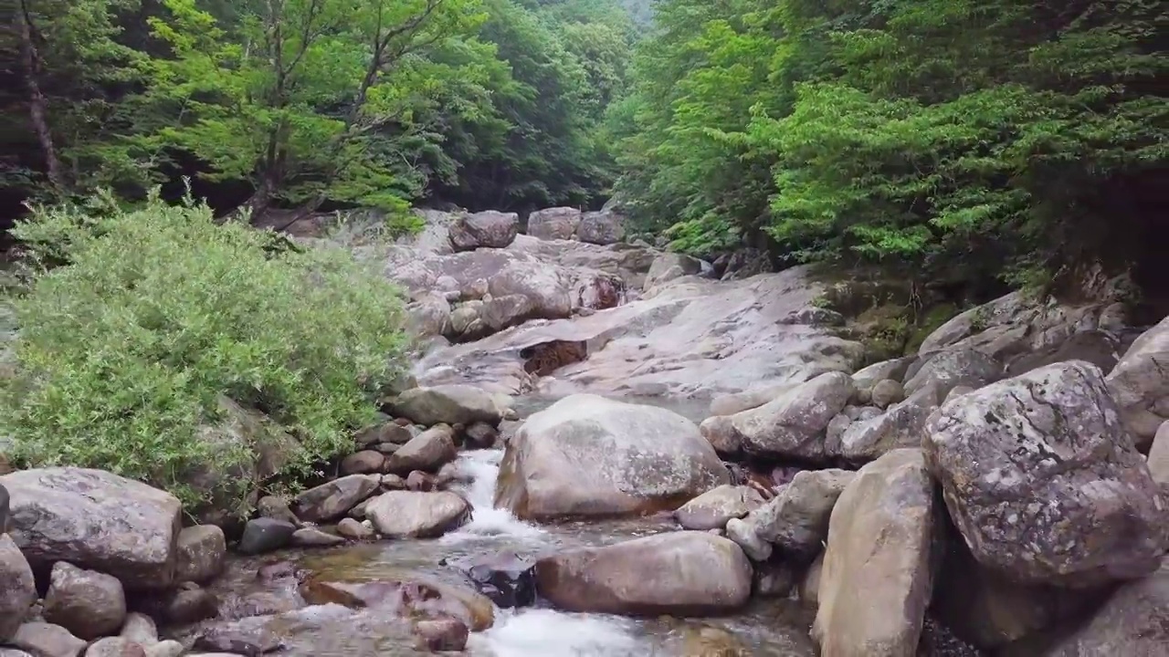 七仙谷——韩国庆尚南道咸阳郡智异山的瀑布和水道视频下载