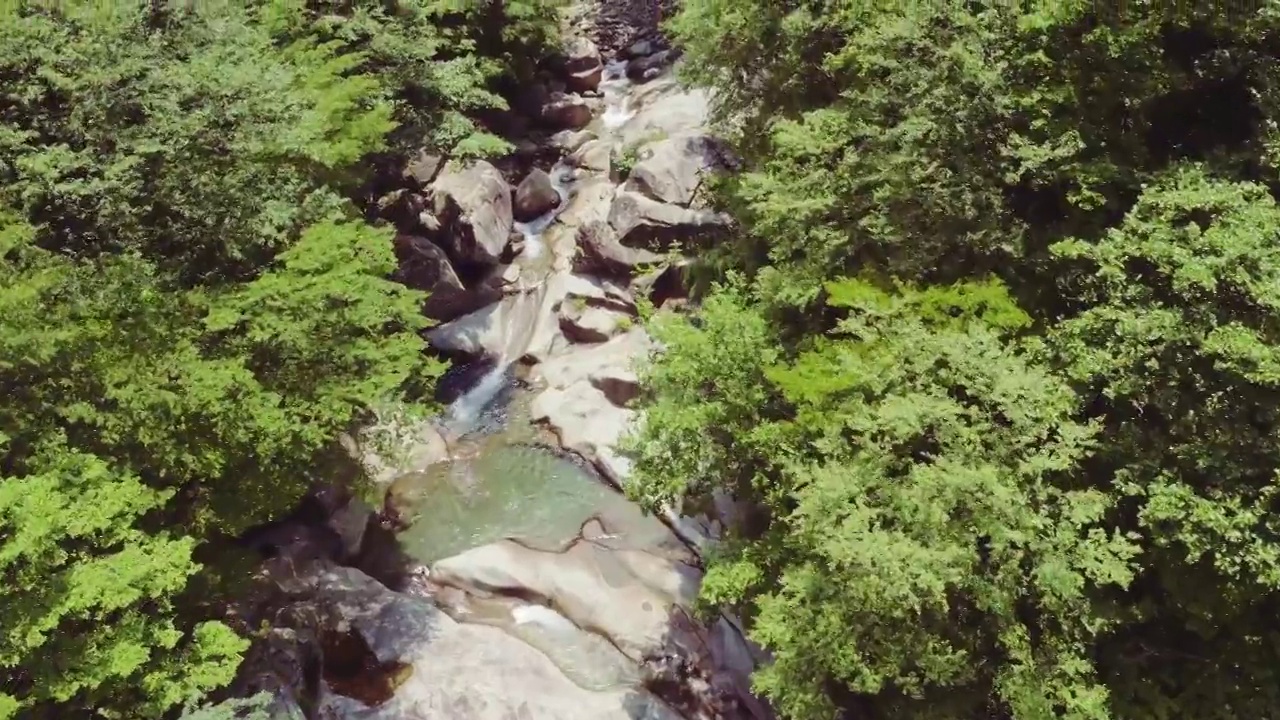 七仙谷——韩国庆尚南道咸阳郡智异山的山谷水流和森林视频下载