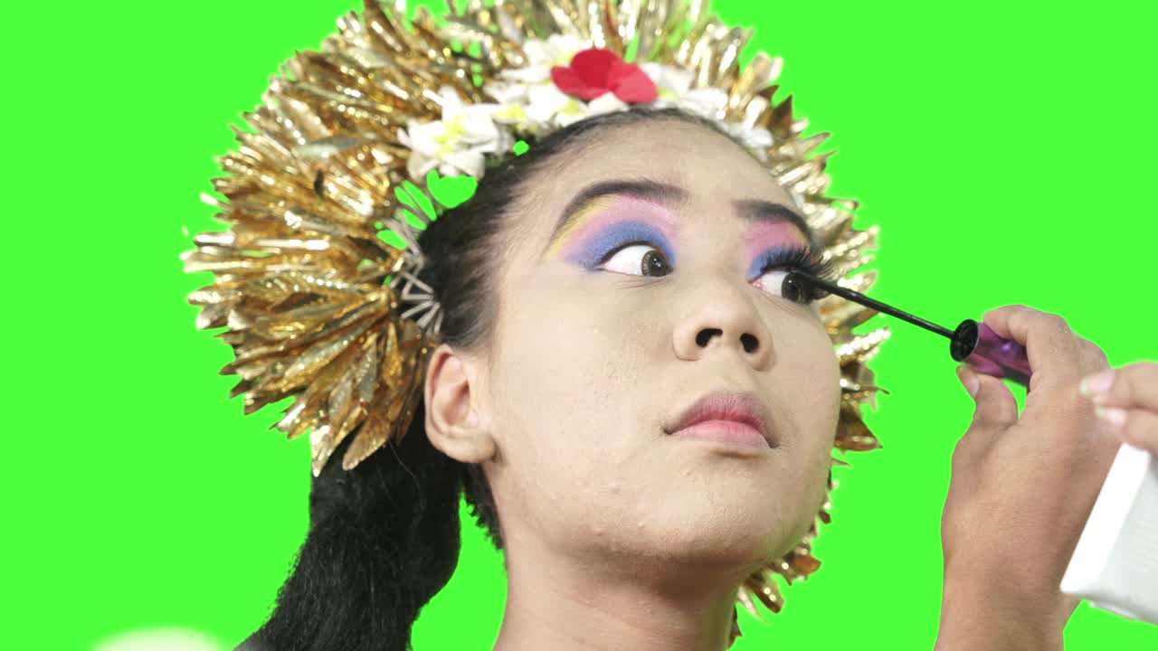 一名巴厘岛舞蹈演员正在睫毛上涂睫毛膏视频下载