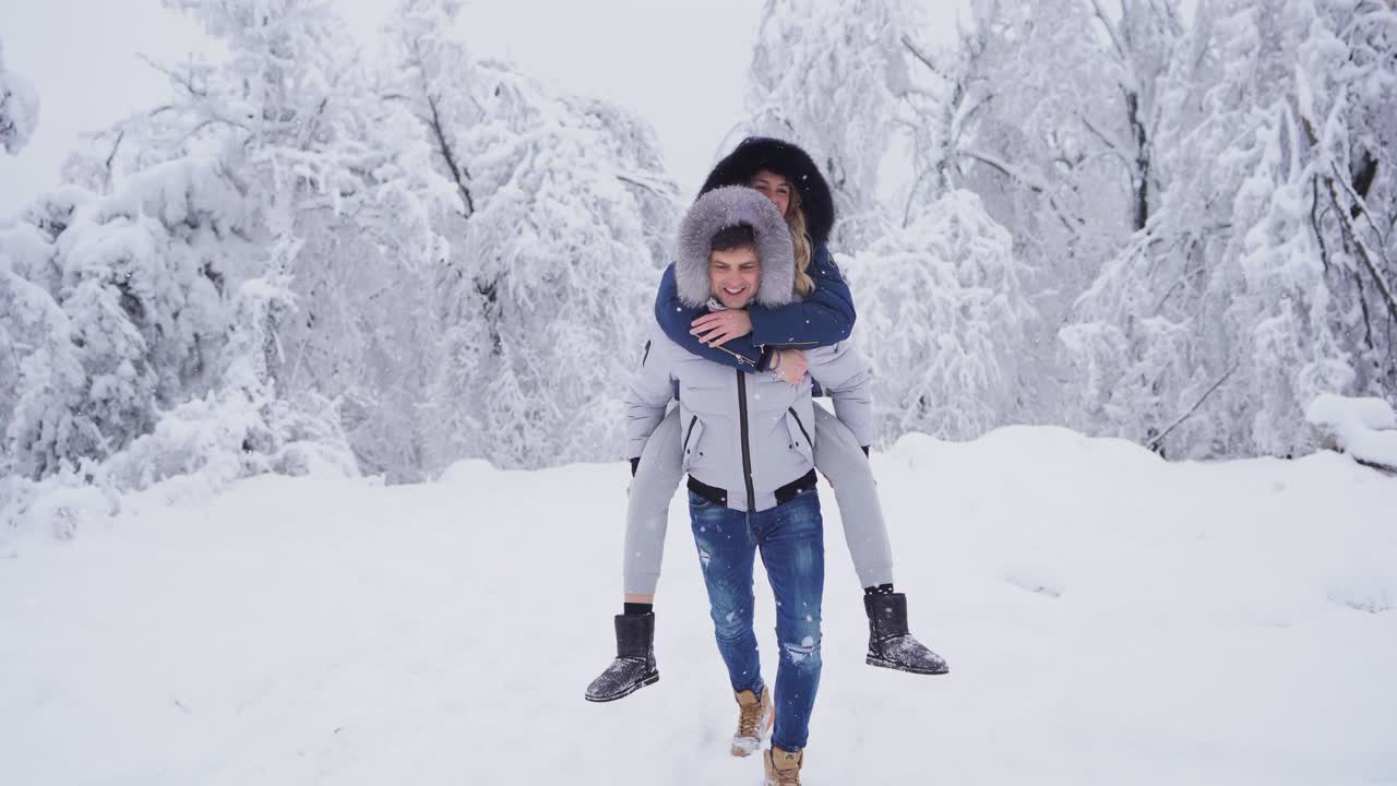 雪天里的一对幸福的情侣视频素材