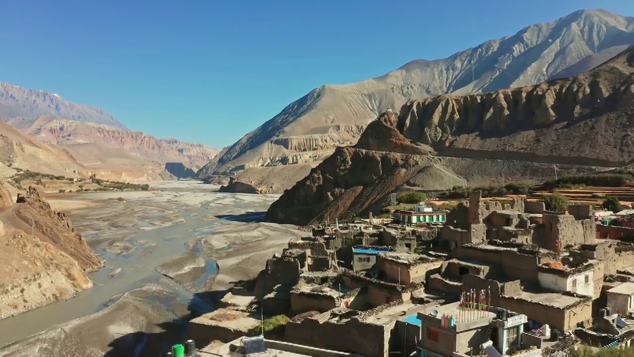 无人机俯瞰喜马拉雅村庄的泥屋视频下载